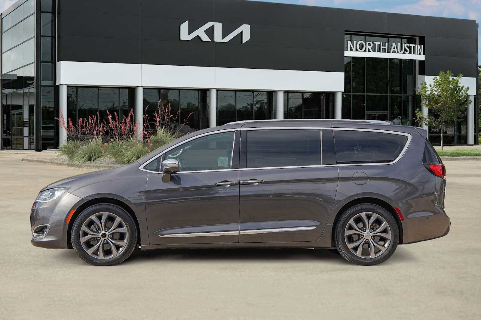 Used 2017 Chrysler Pacifica Limited w/ UConnect Theater Package