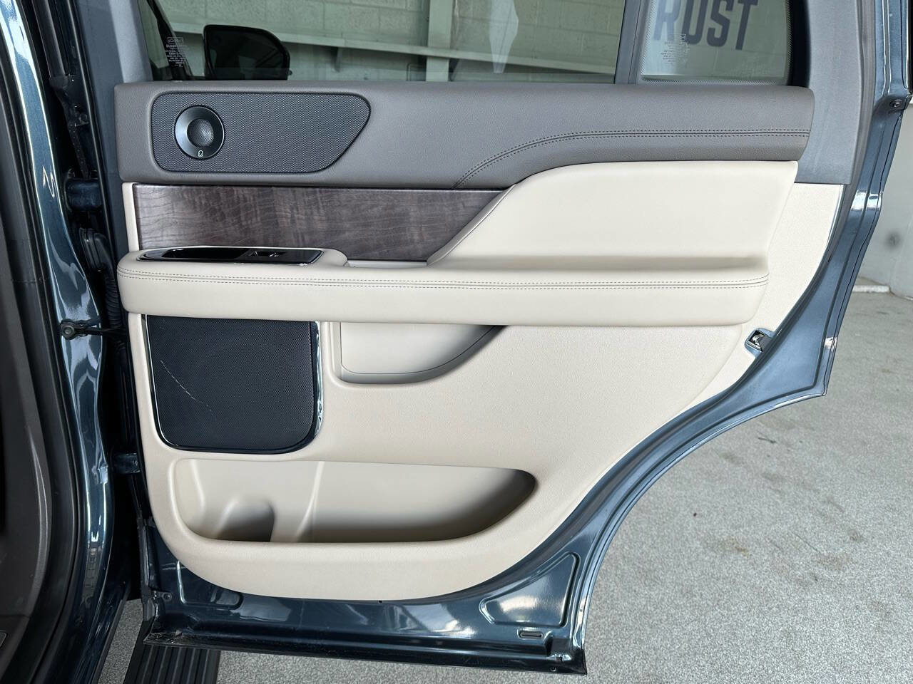 Used 2022 Lincoln Navigator 2WD image 12