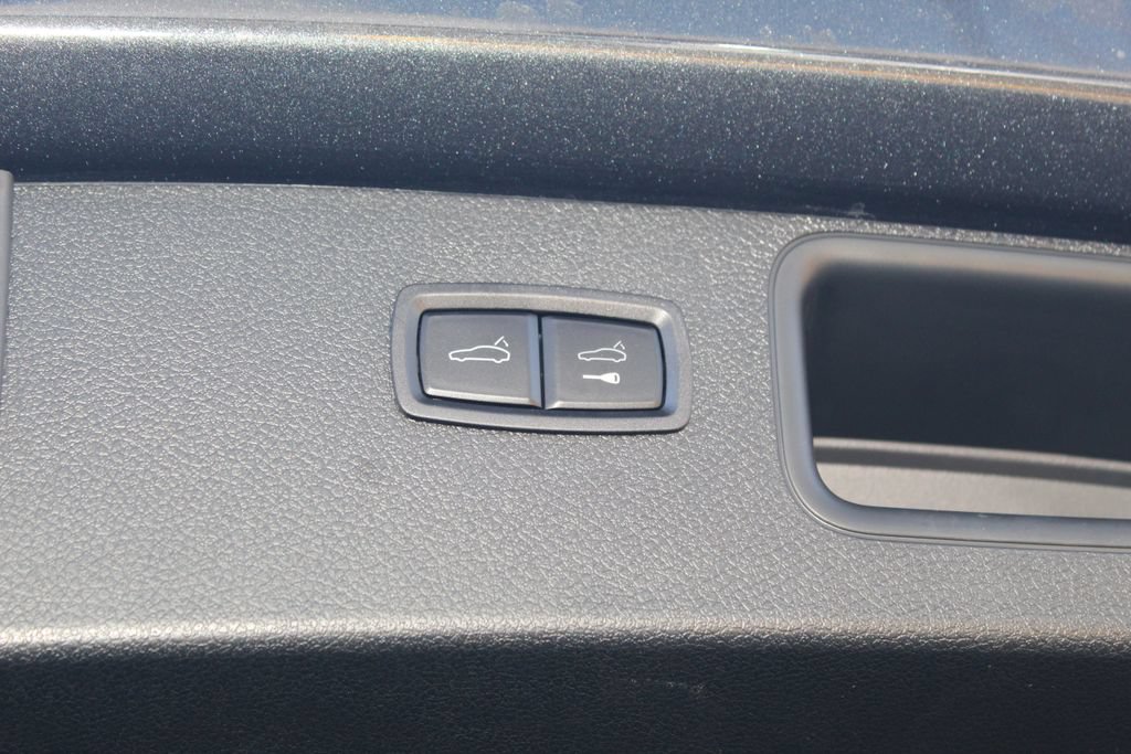 Certified 2026 Porsche Macan AWD/4WD image 13