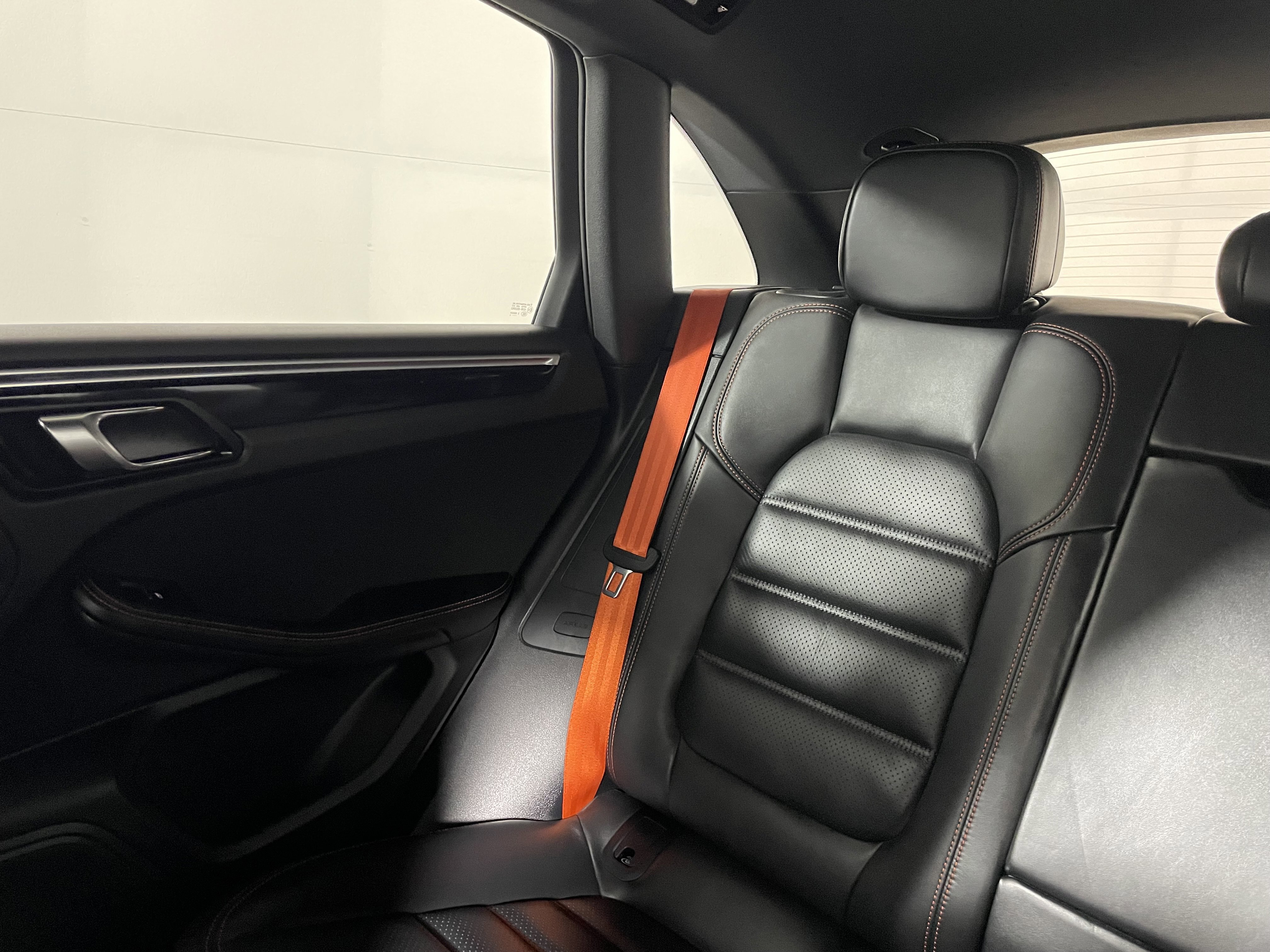 Certified 2022 Porsche Macan AWD/4WD image 15