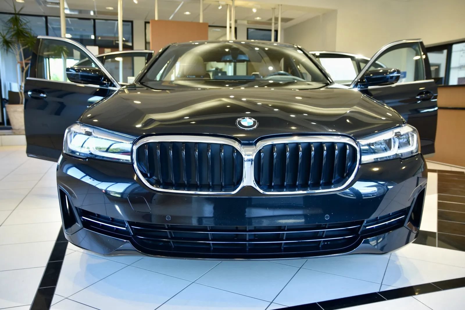 Used 2022 BMW 530i xDrive w/ Premium Package AWD/4WD image 2
