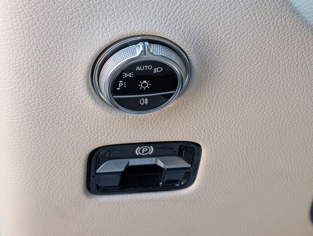 Used 2024 Mercedes-Benz GLC 300 4MATIC image 12