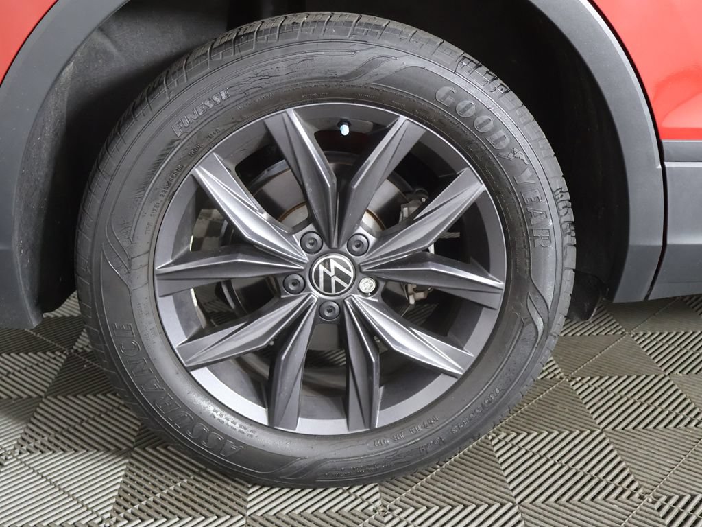 Used 2023 Volkswagen Tiguan SE w/ Panoramic Sunroof Package FWD image 23