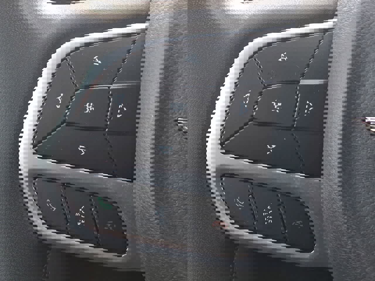 Used 2024 Chrysler Pacifica Select image 23