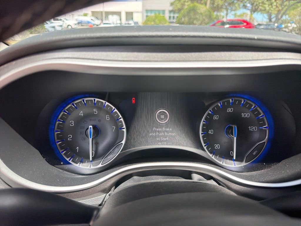 Used 2024 Chrysler Pacifica Touring-L image 2