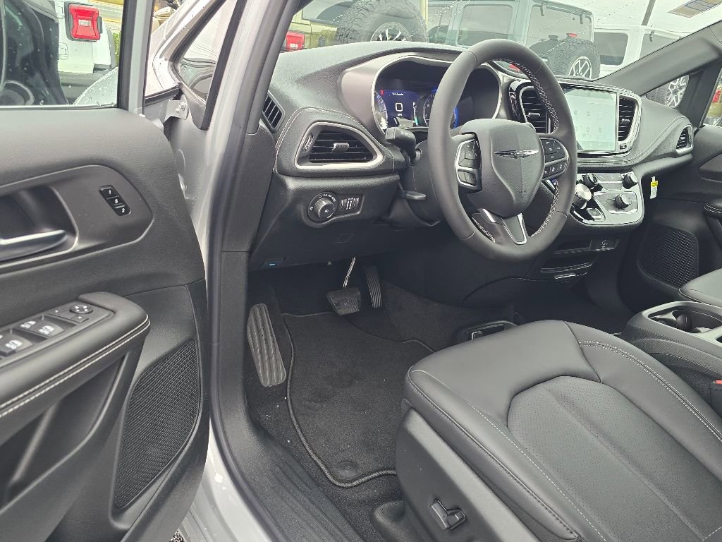 New 2026 Chrysler Pacifica Select FWD image 4