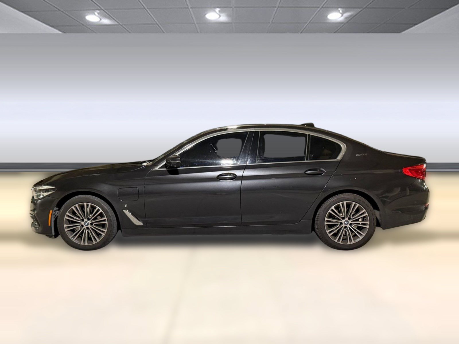 Used 2019 BMW 530e xDrive w/ Executive Package AWD/4WD image 2
