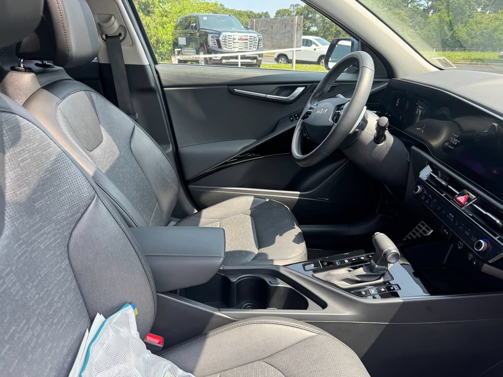 Used 2023 Kia Niro SX Touring FWD image 31
