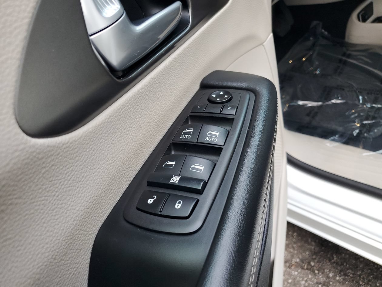 Used 2024 Chrysler Pacifica Touring-L FWD image 16