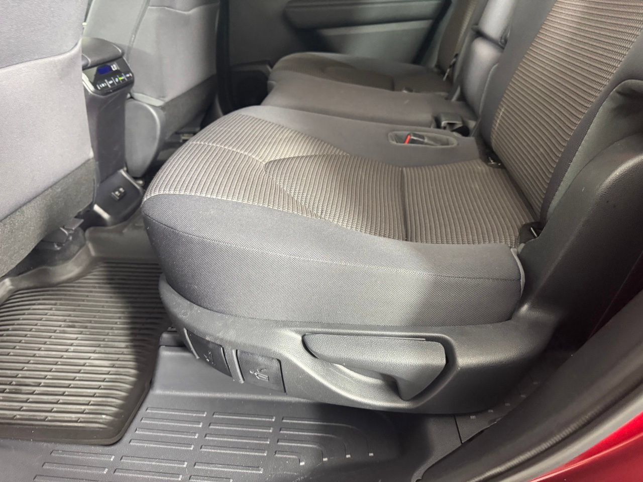Used 2021 Toyota Highlander LE FWD image 22