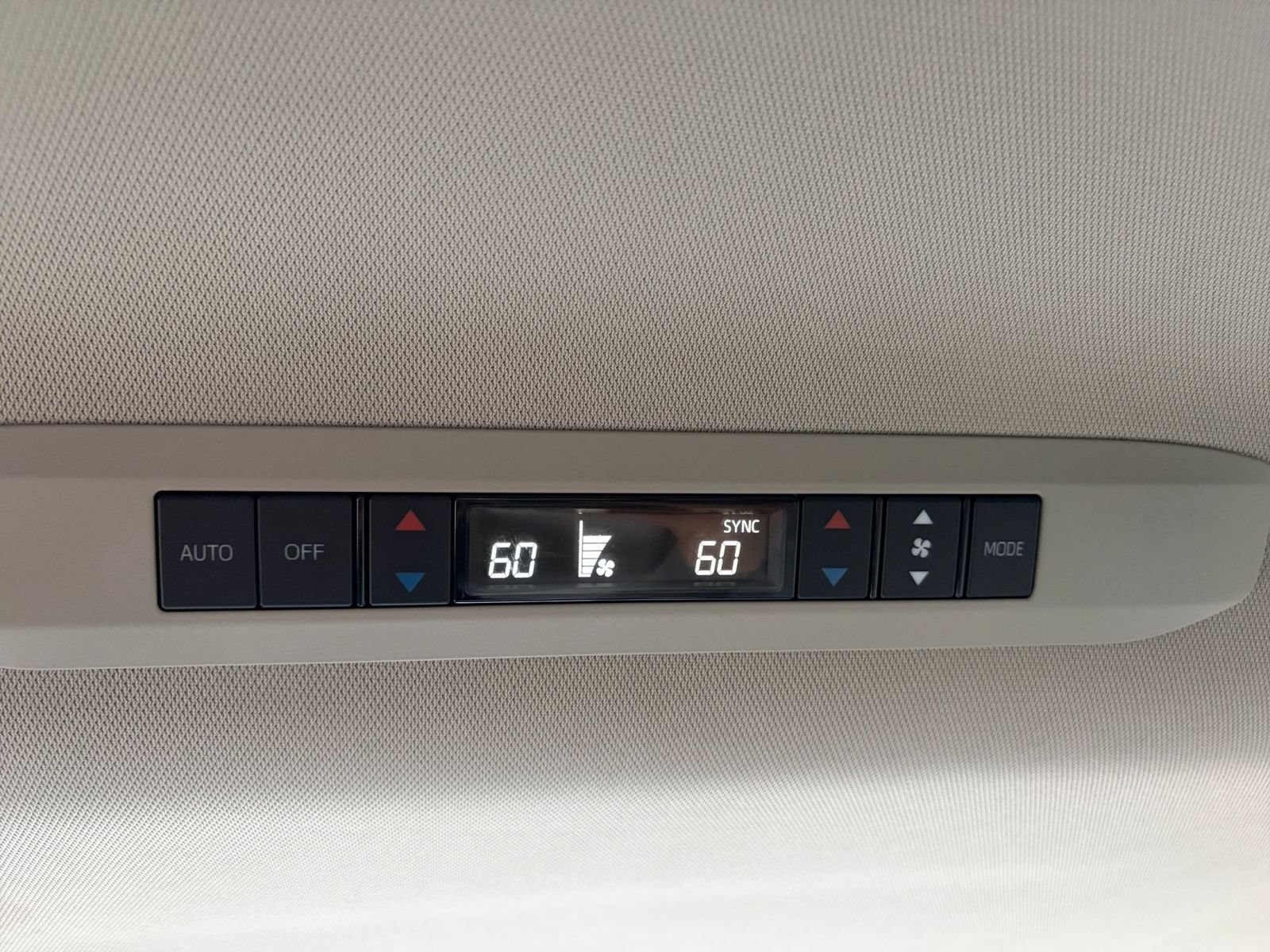 Used 2025 Toyota Sienna XLE FWD image 25