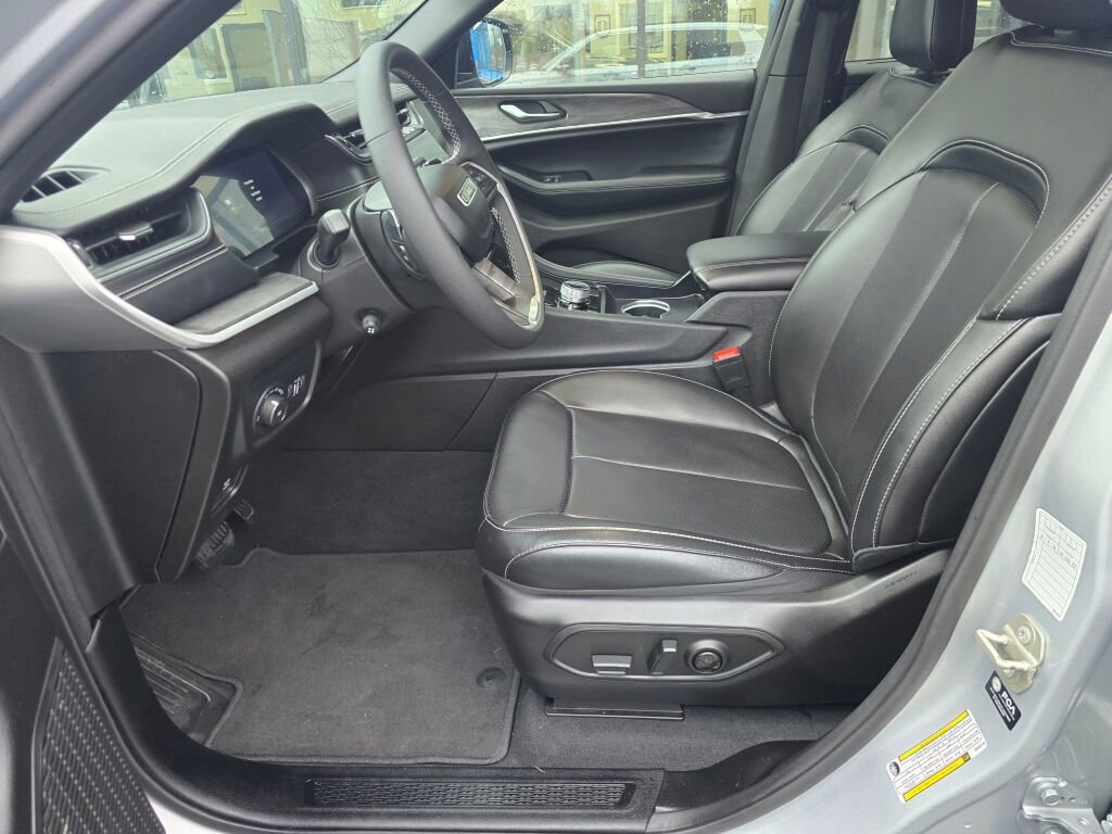 Used 2024 Jeep Grand Cherokee L Limited w/ Luxury Tech Group II image 12