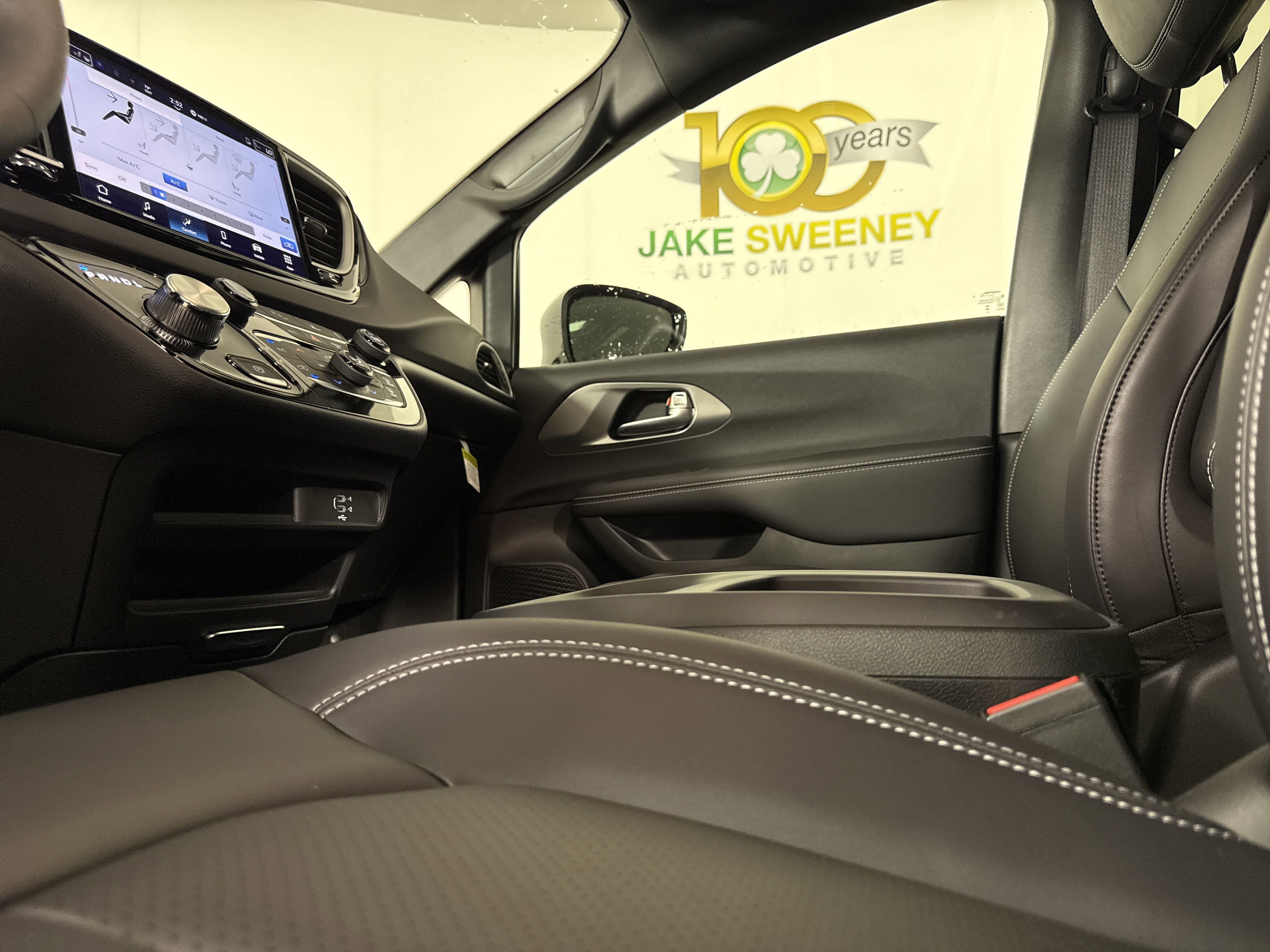 New 2026 Chrysler Voyager LX image 28