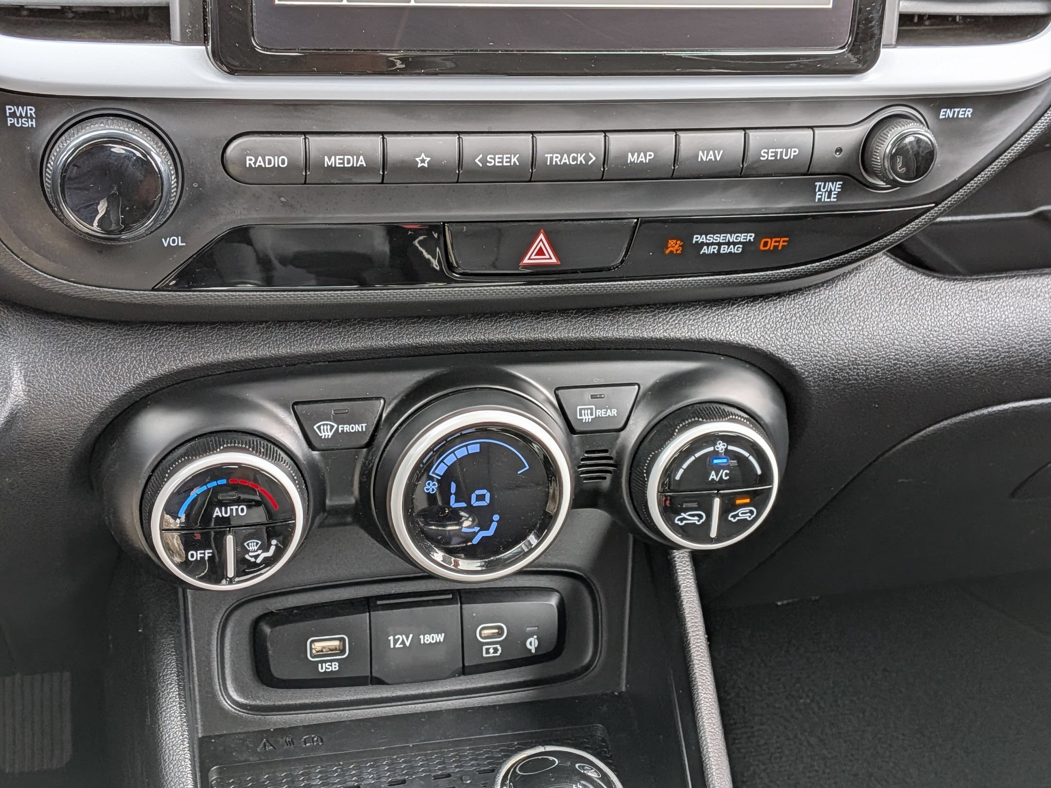 Used 2024 Hyundai Venue Limited FWD image 25