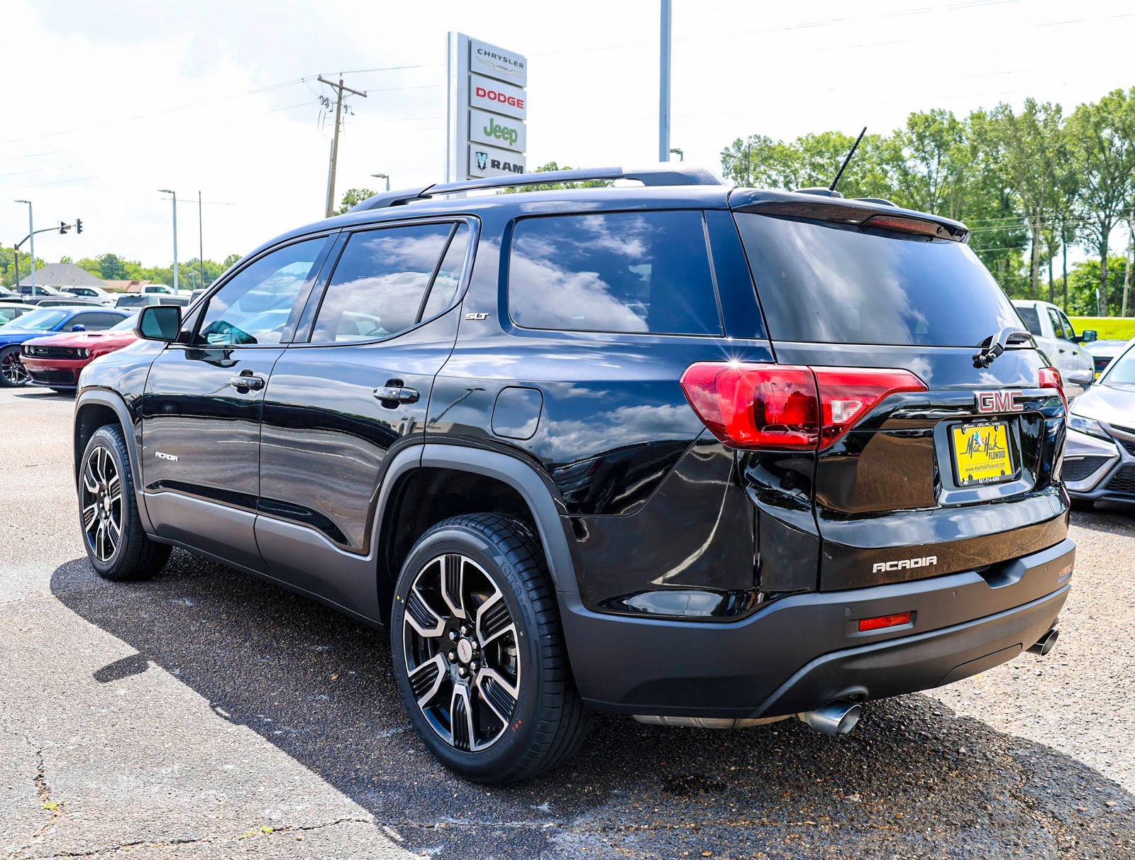 Used 2019 GMC Acadia SLT w/ Black Edition FWD image 4