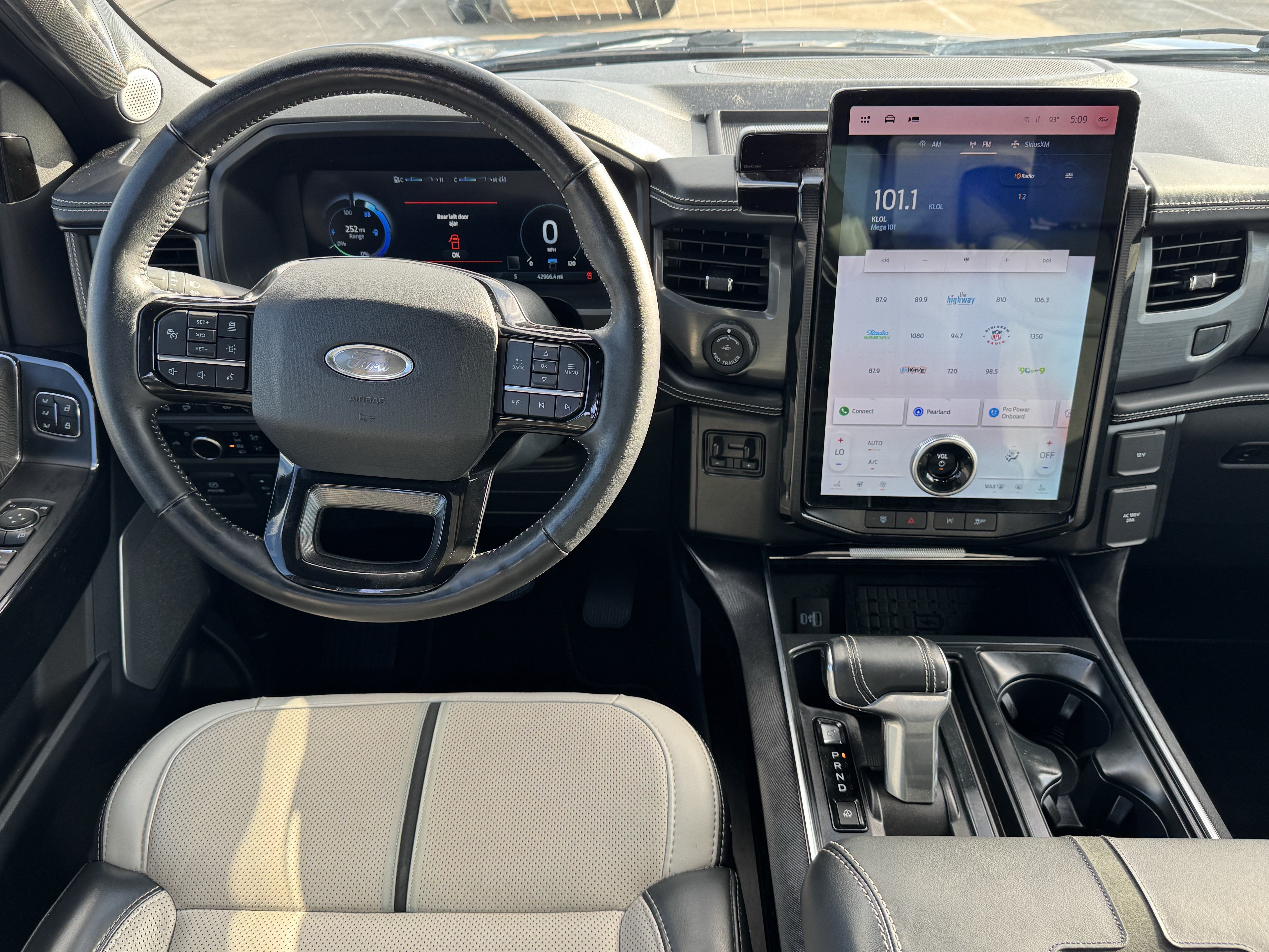Used 2023 Ford F150 Lightning Platinum AWD/4WD image 25