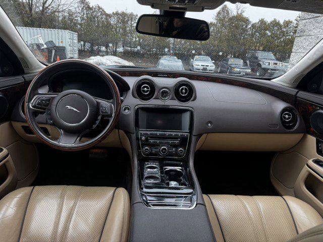 Used 2016 Jaguar XJ R-Sport RWD image 28