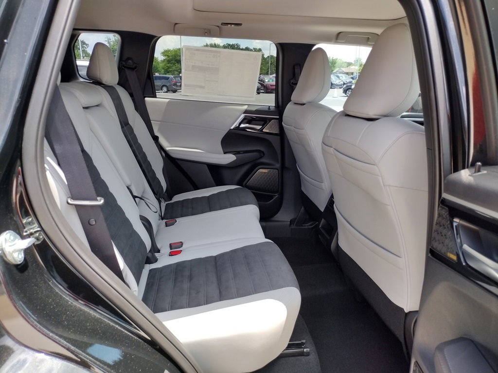 New 2025 Mitsubishi Outlander SE image 10
