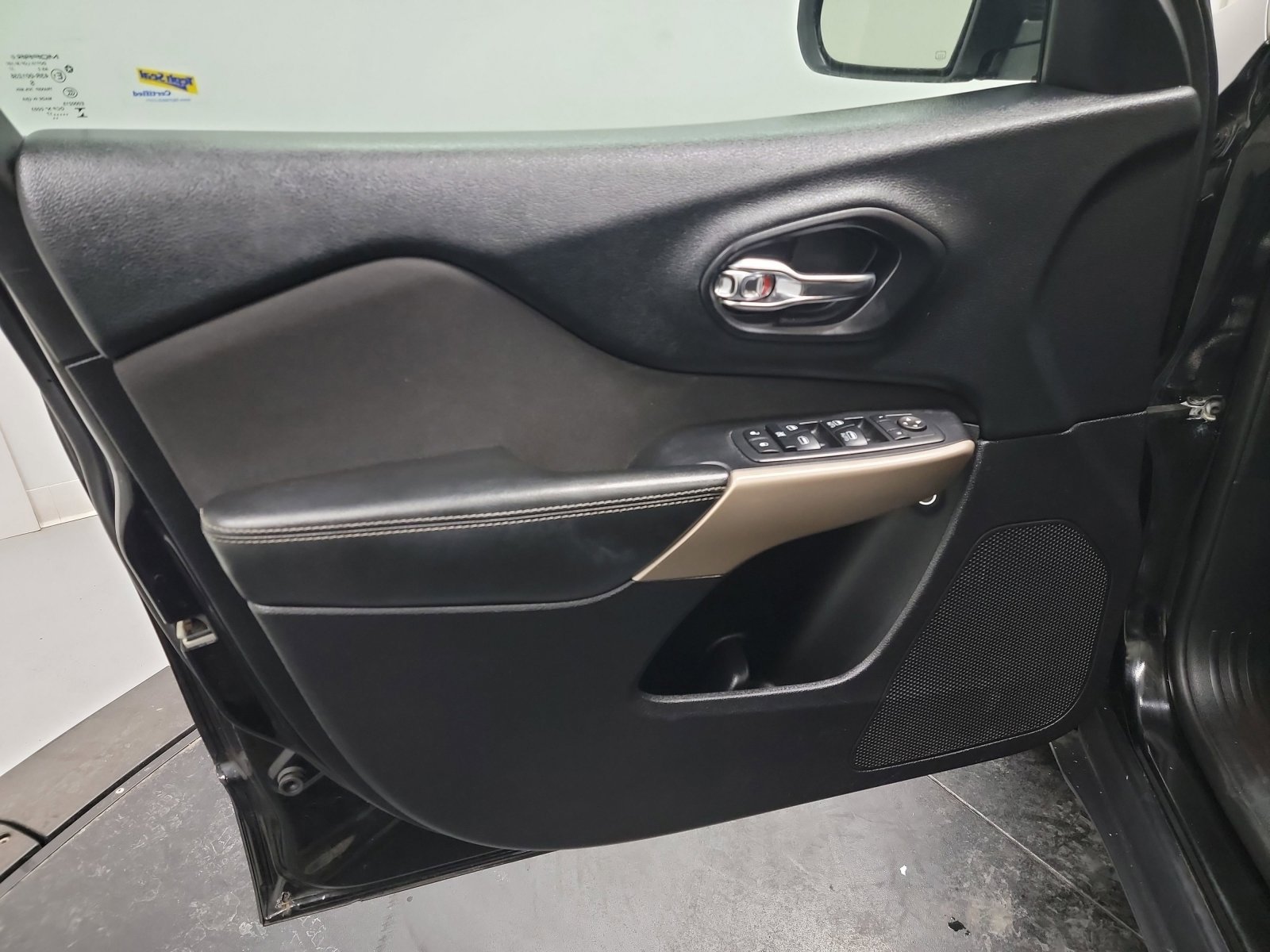 Used 2017 Jeep Cherokee Latitude w/ Safety/Convenience Group image 13