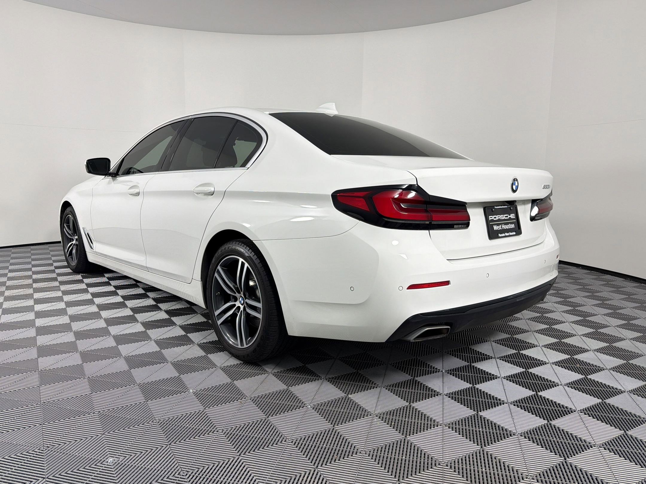 Used 2021 BMW 530i w/ Premium Package RWD image 3