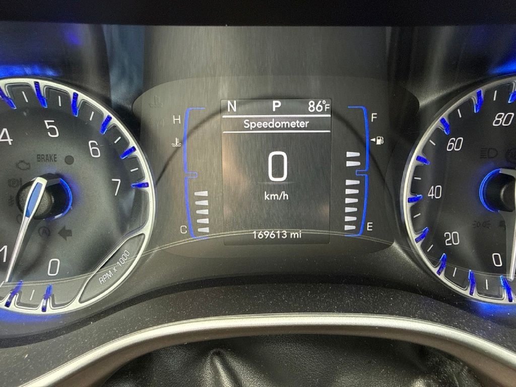 Used 2018 Chrysler Pacifica Touring w/ Tire & Wheel Group FWD image 18