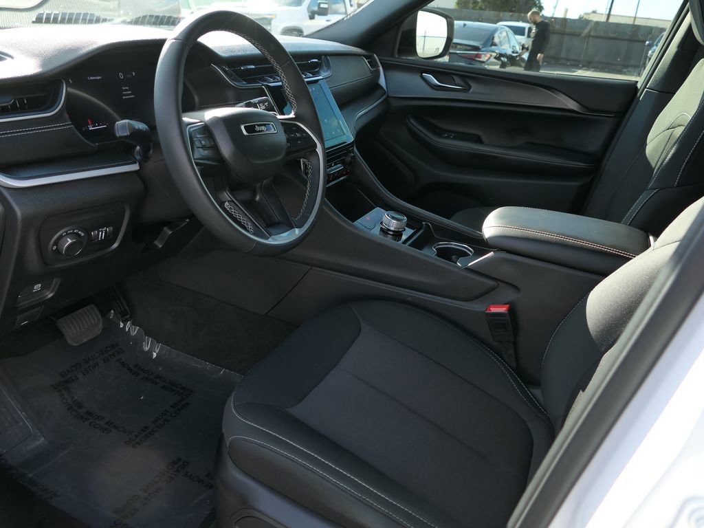 Used 2024 Jeep Grand Cherokee Laredo X image 9