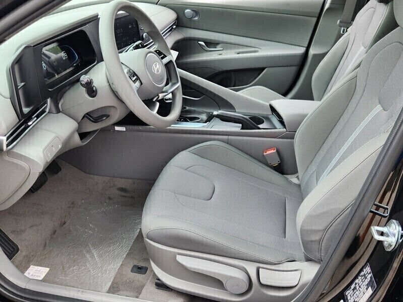 Used 2026 Hyundai Elantra SE w/ Cargo Package FWD image 4