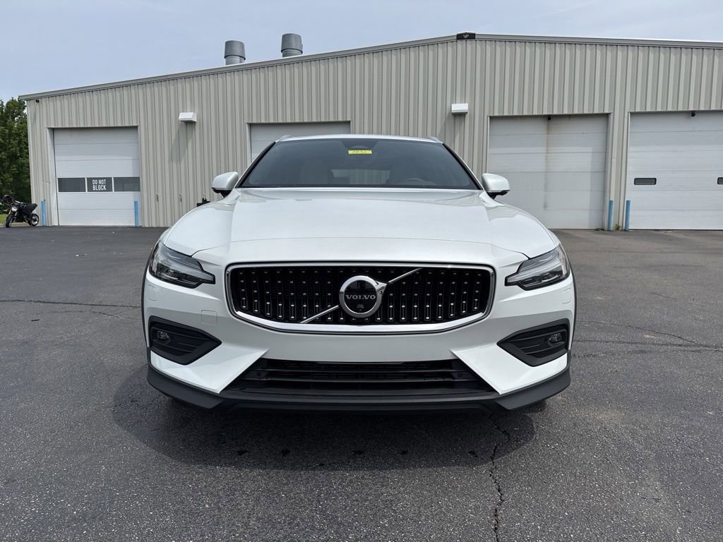 Used 2025 Volvo V60 B5 Cross Country Ultra w/ Climate Package AWD/4WD image 2