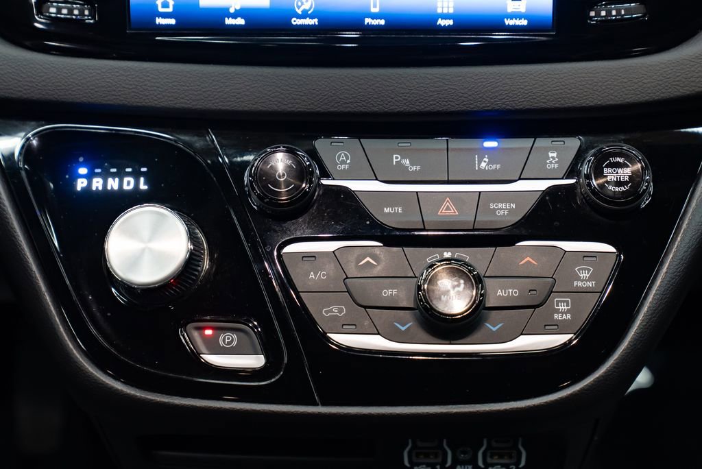 Used 2025 Chrysler Pacifica Select image 12