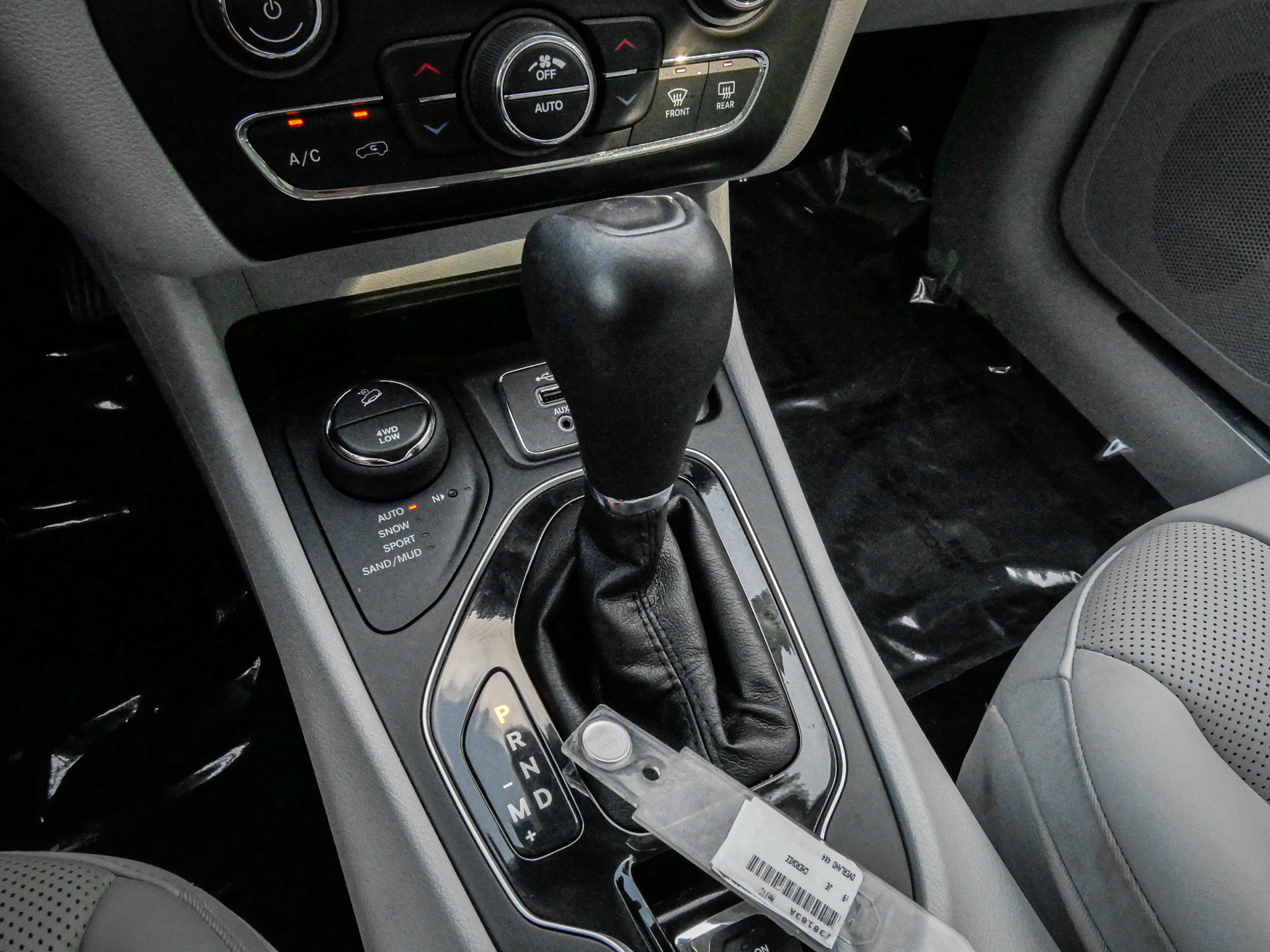 Used 2019 Jeep Cherokee Overland w/ Technology Group AWD/4WD image 26