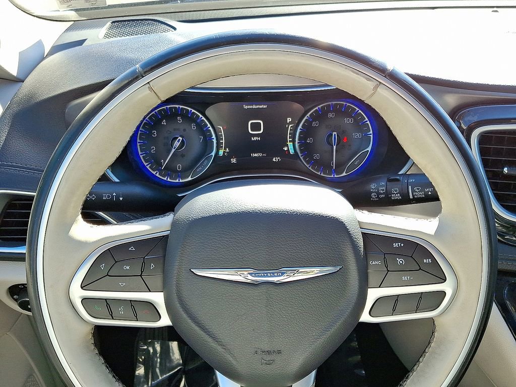 Used 2017 Chrysler Pacifica Limited image 21