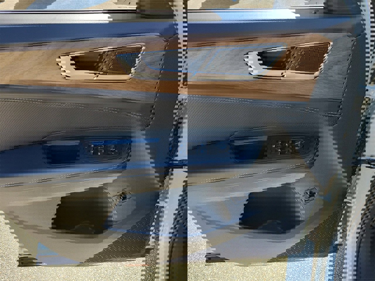 Used 2025 Volkswagen Atlas SE image 14