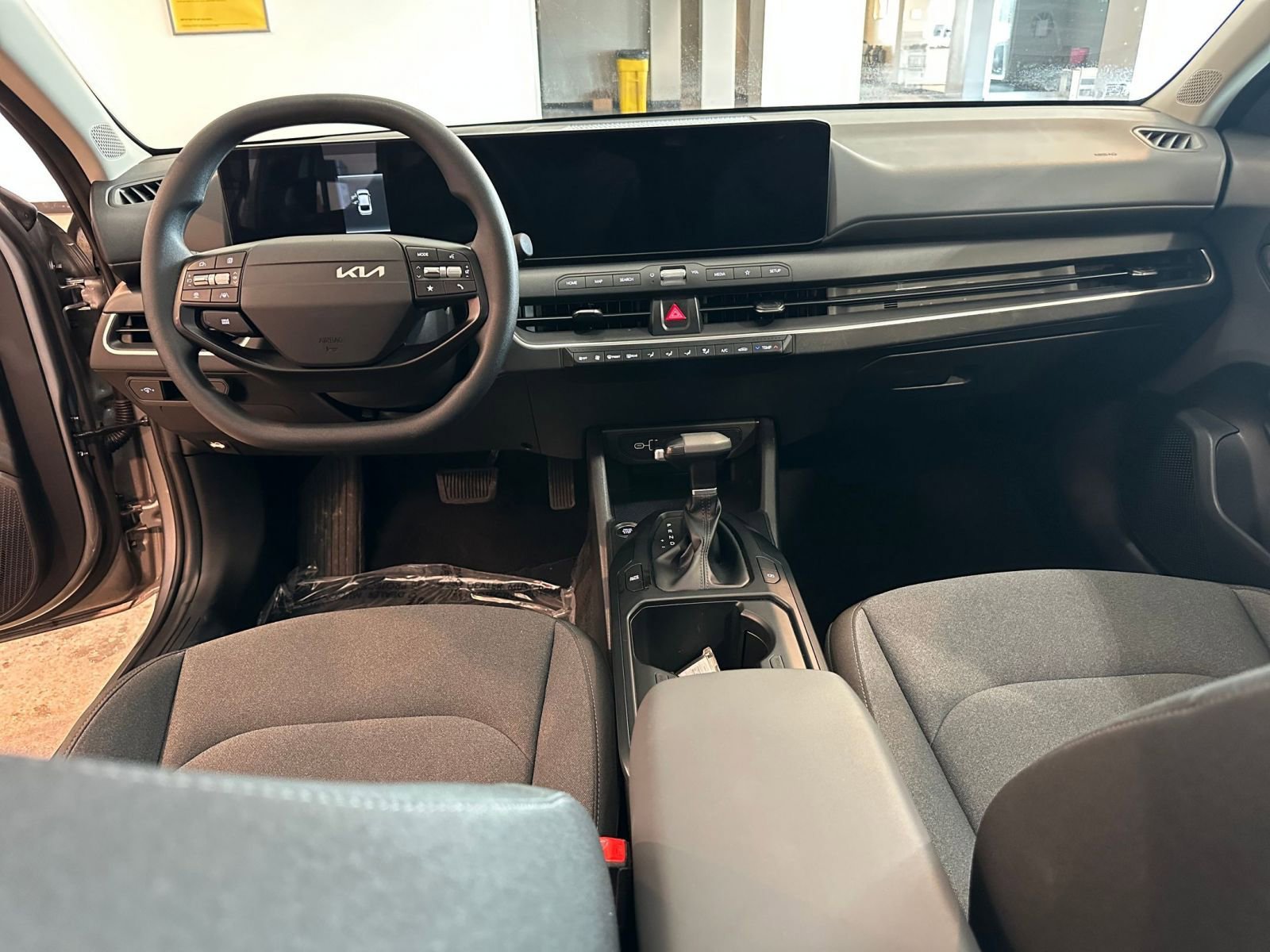 Used 2025 Kia K4 LXS image 32