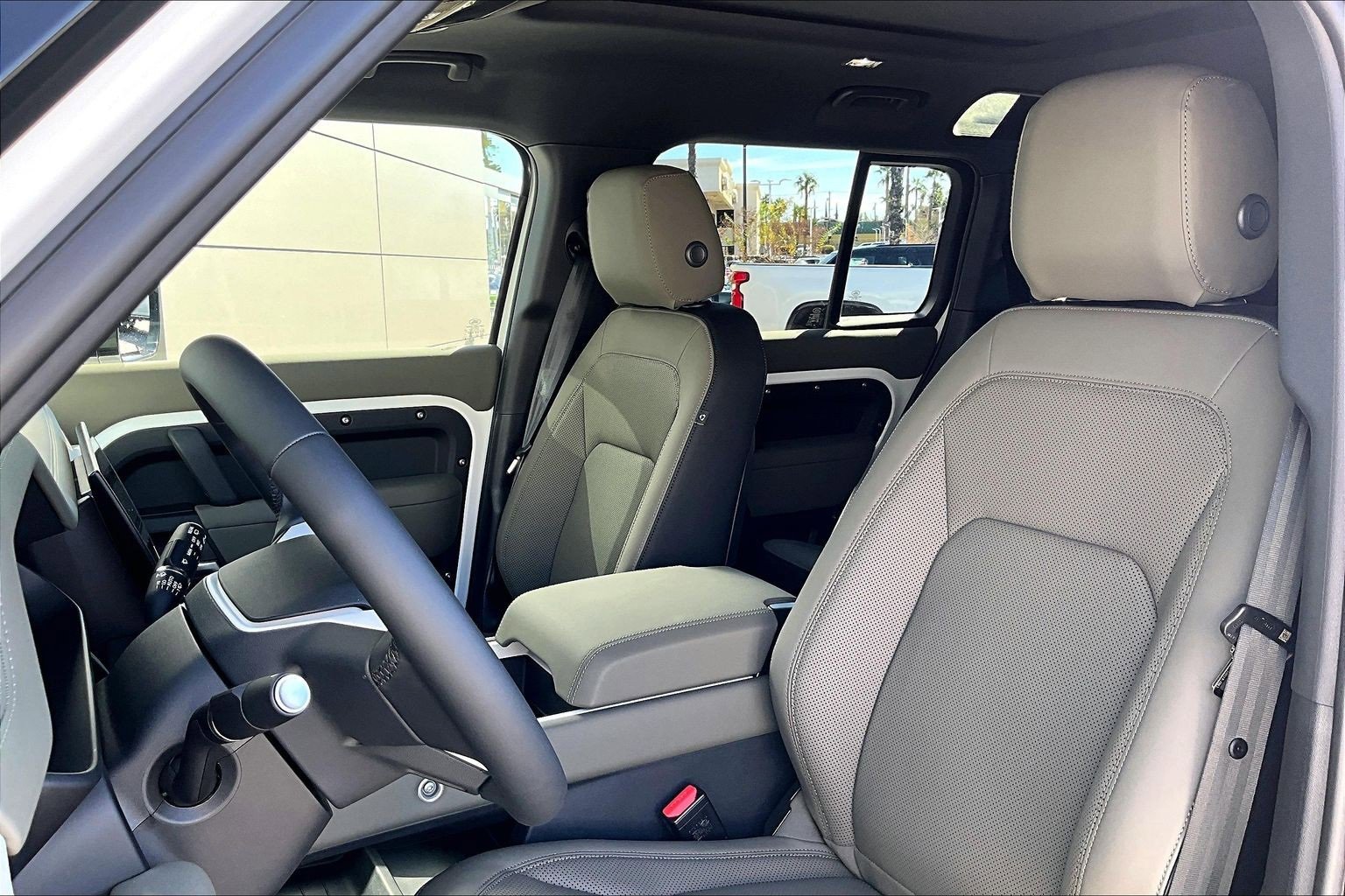 New 2026 Land Rover Defender 110 X-Dynamic SE image 9