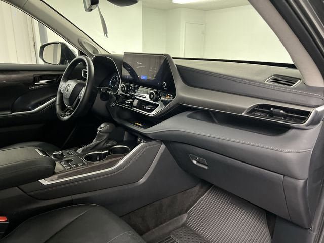 Used 2024 Toyota Highlander Limited image 29