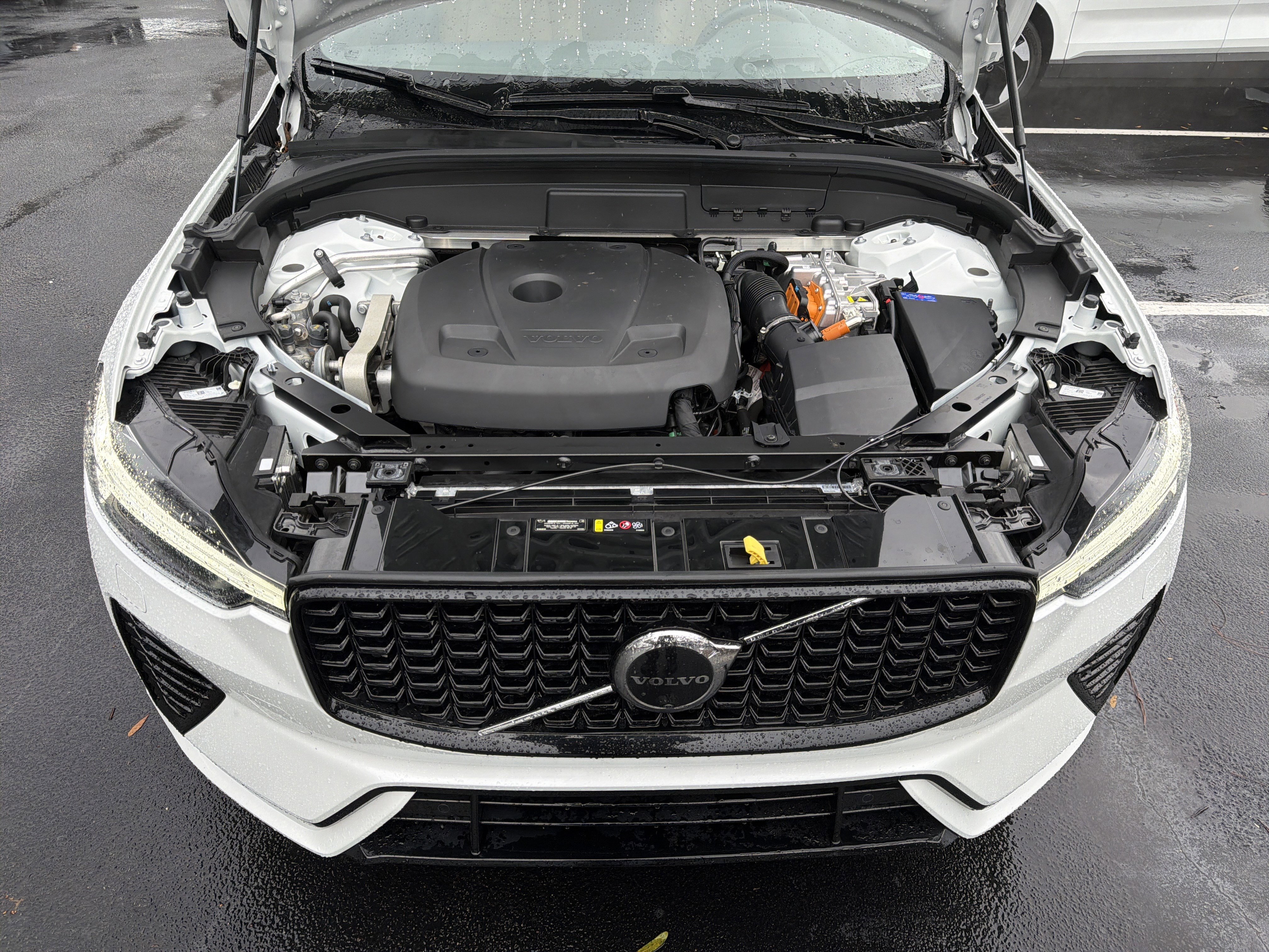 Certified 2024 Volvo XC60 T8 Ultimate w/ Climate Package image 36