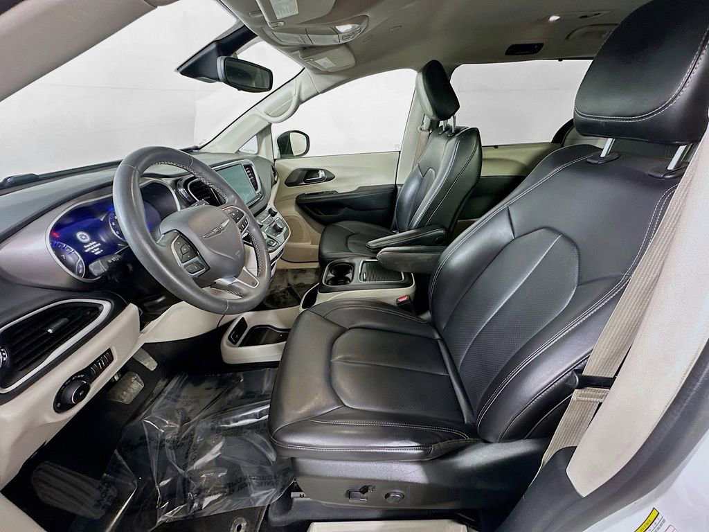 Used 2023 Chrysler Pacifica Touring-L image 16