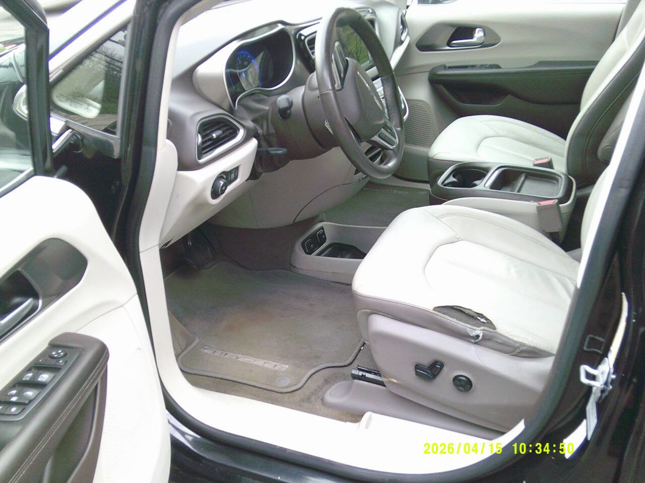Used 2017 Chrysler Pacifica Touring-L FWD image 10