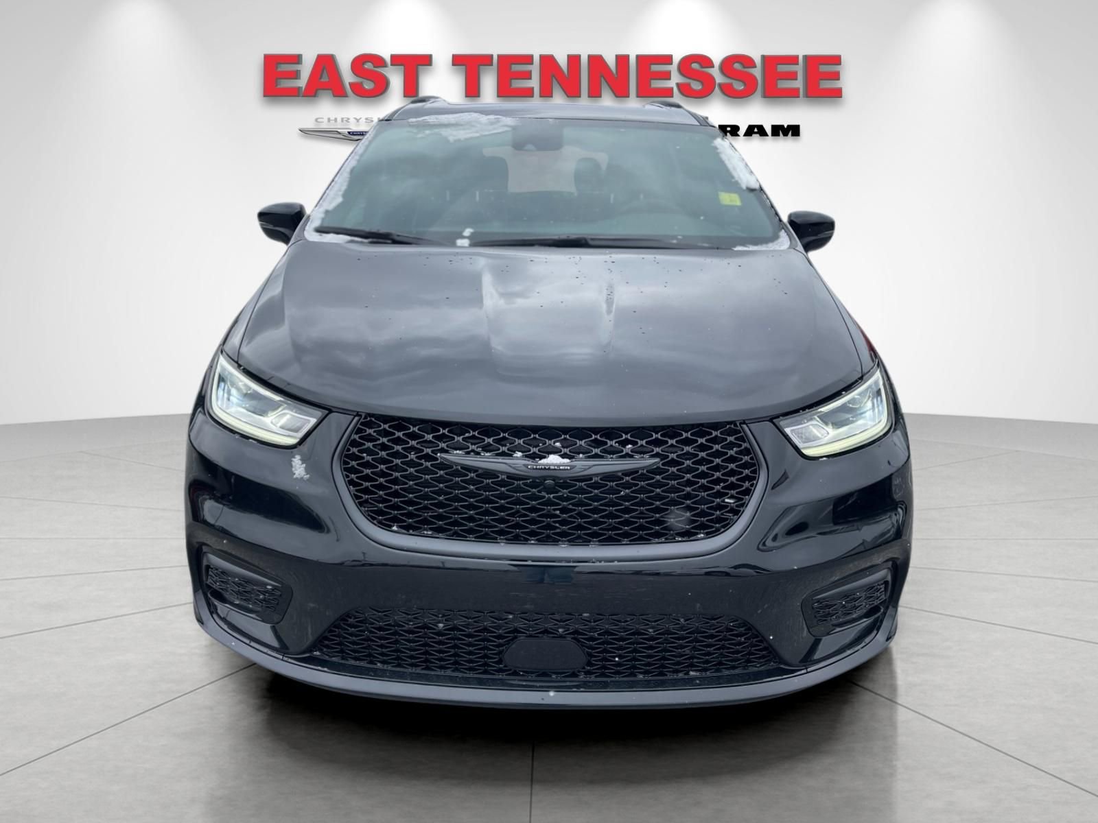 New 2026 Chrysler Pacifica Limited w/ Uconnect Theater Family Group image 8