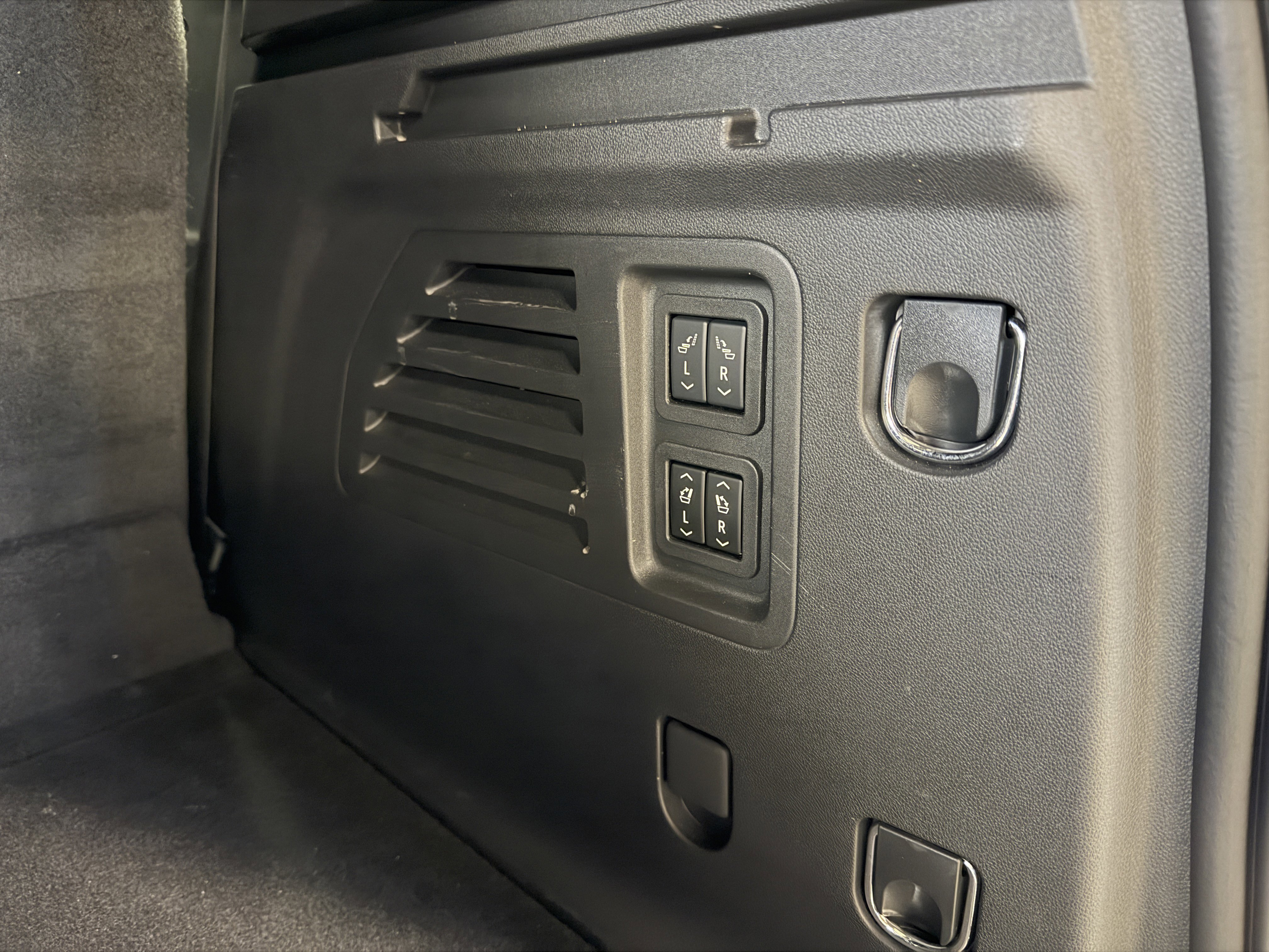 Used 2024 Chevrolet Traverse RS image 28