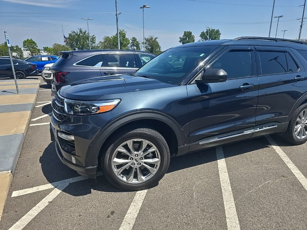 Used 2022 Ford Explorer XLT w/ Equipment Group 202A AWD/4WD image 2