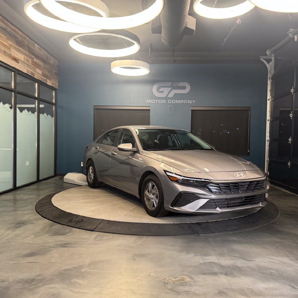 Used 2025 Hyundai Elantra SE FWD image 1