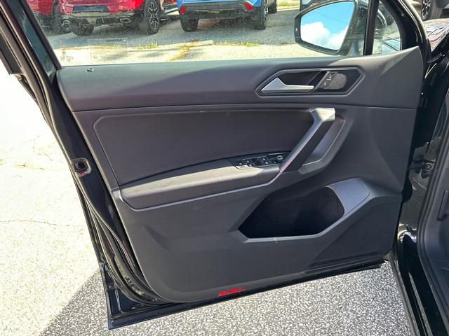 Used 2021 Volkswagen Tiguan SE w/ Panoramic Sunroof Package image 10