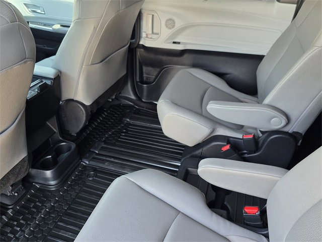 Used 2025 Toyota Sienna XLE image 21