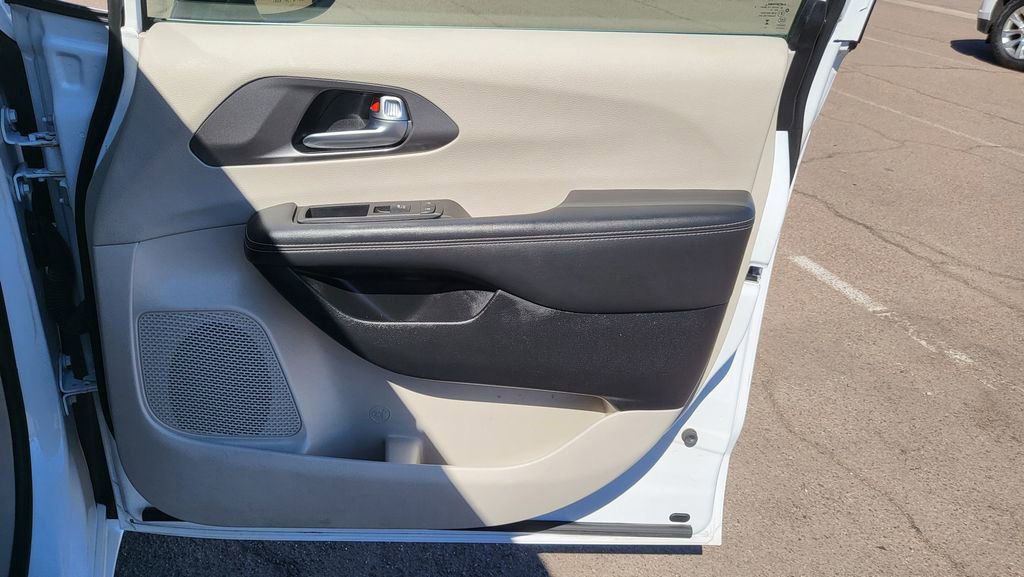 Used 2024 Chrysler Pacifica Select image 17