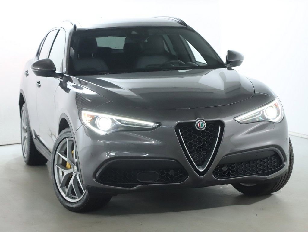 Used 2018 Alfa Romeo Stelvio Ti Sport image 2