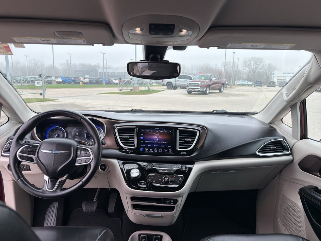Used 2017 Chrysler Pacifica Touring-L image 28