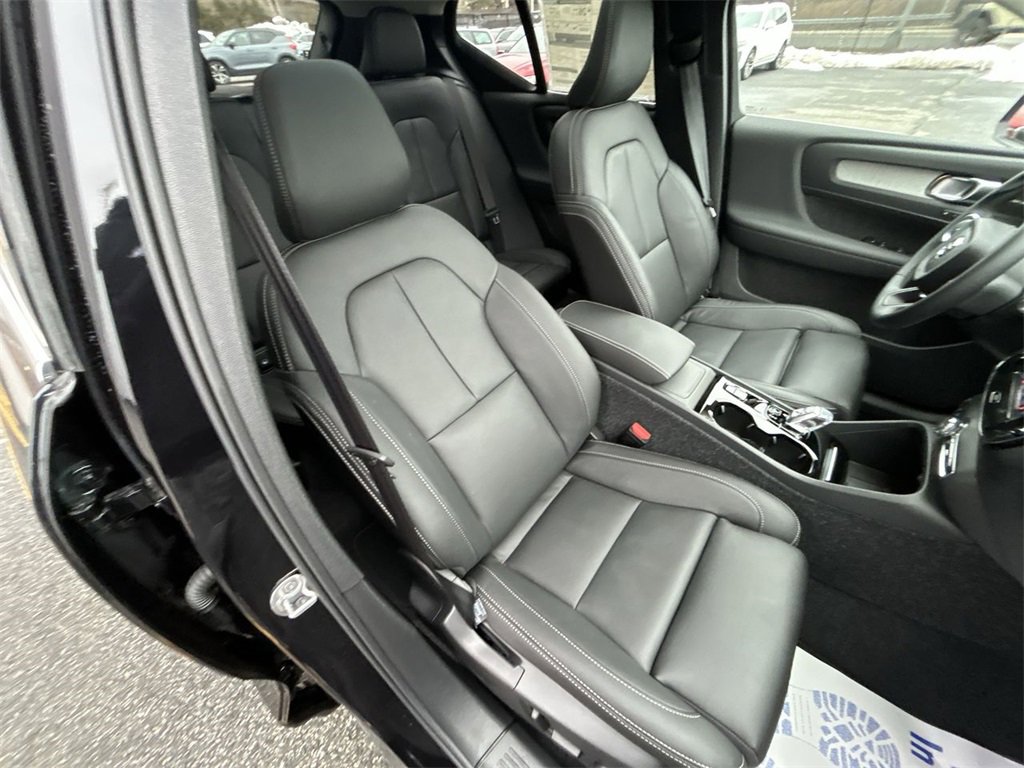 Certified 2025 Volvo XC40 B5 Plus w/ Climate Package image 15