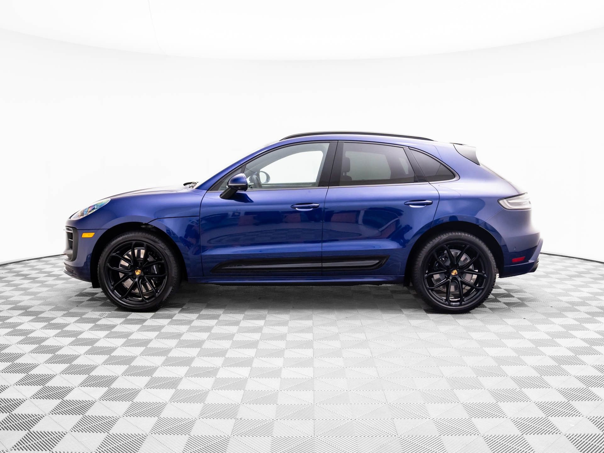 Certified 2025 Porsche Macan GTS image 2