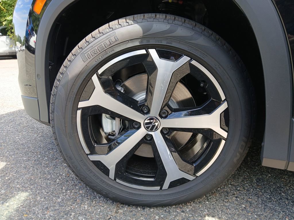 New 2025 Volkswagen Tiguan SE image 26